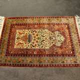 Orientteppich aus Seide. IRAN, 20. Jahrhundert, ca. 136x94 cm - фото 1
