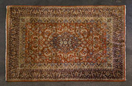 Orientteppich aus Seide. 20. Jahrhundert, ca. 185x125 cm - фото 1