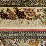 Orientteppich aus Seide. PERSIEN, 20. Jahrhundert, ca. 150x103 cm - фото 2