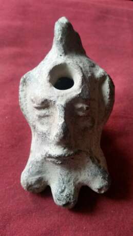 Öllampe „Antike römische Öllampe aus Ton mit Kopf Motiv“, Stein, Steinbildhauerei, 300 - Foto 1