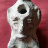 Öllampe „Antike römische Öllampe aus Ton mit Kopf Motiv“, Stein, Steinbildhauerei, 300 - Foto 1