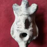 Öllampe „Antike römische Öllampe aus Ton mit Kopf Motiv“, Stein, Steinbildhauerei, 300 - Foto 5
