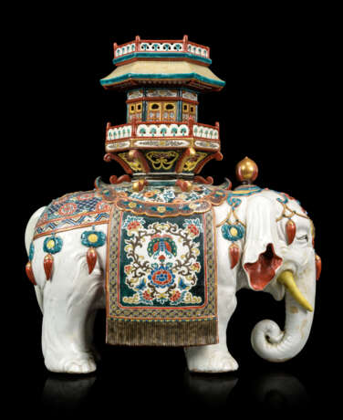 A JAPANESE PORCELAIN MODEL OF AN ELEPHANT - Foto 1