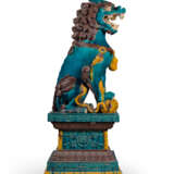 A PAIR OF LARGE CHINESE POLYCHROME-ENAMELLED CERAMIC BUDDHIST LIONS - Foto 2