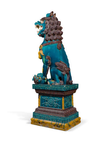 A PAIR OF LARGE CHINESE POLYCHROME-ENAMELLED CERAMIC BUDDHIST LIONS - Foto 3