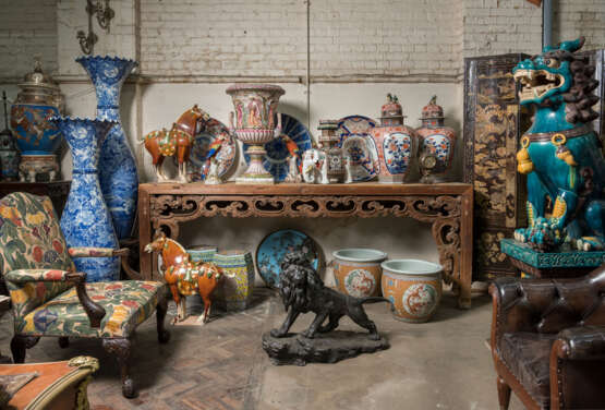 A PAIR OF LARGE CHINESE POLYCHROME-ENAMELLED CERAMIC BUDDHIST LIONS - Foto 6
