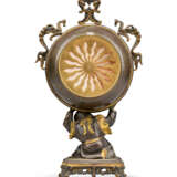 A FRENCH 'JAPONISME' PATINATED-BRONZE FIGURAL TABLE CLOCK - Foto 2