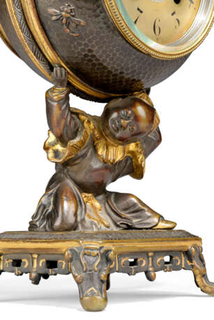 A FRENCH 'JAPONISME' PATINATED-BRONZE FIGURAL TABLE CLOCK - фото 3