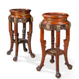 A PAIR OF FRENCH ORMOLU-MOUNTED MAHOGANY 'JAPONISME' STANDS - Foto 1