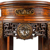 A PAIR OF FRENCH ORMOLU-MOUNTED MAHOGANY 'JAPONISME' STANDS - Foto 3