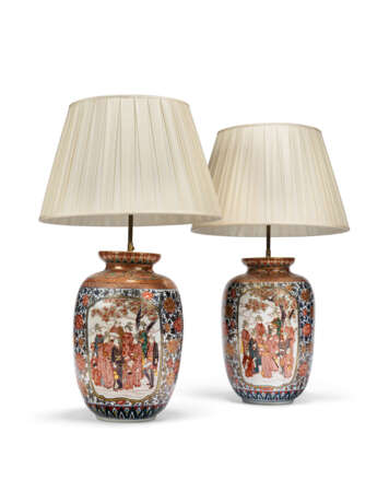 A PAIR OF JAPANESE IMARI PORCELAIN VASES, MOUNTED AS LAMPS - фото 1