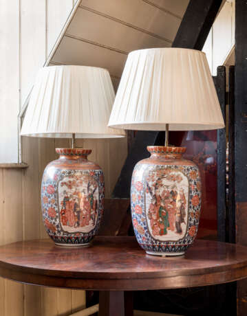 A PAIR OF JAPANESE IMARI PORCELAIN VASES, MOUNTED AS LAMPS - фото 2
