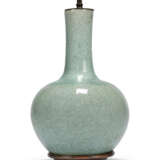 A GROUP OF THREE CHINESE VASES, TWO MOUNTED AS LAMPS - Foto 3