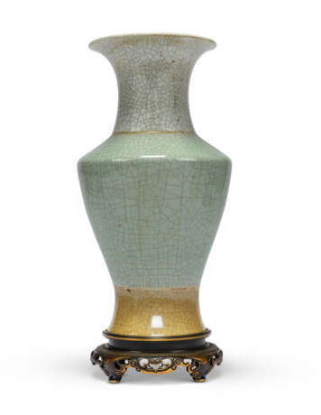 A GROUP OF THREE CHINESE VASES, TWO MOUNTED AS LAMPS - фото 7