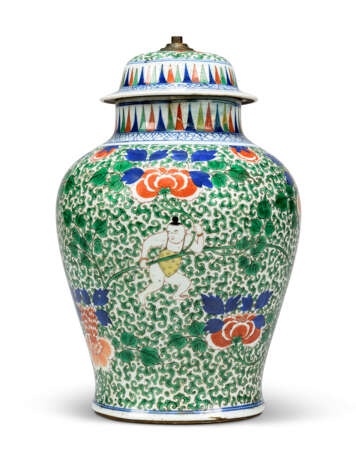A GROUP OF THREE CHINESE PORCELAIN VASES AND COVERS, MOUNTED AS LAMPS - photo 2