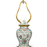 A GROUP OF THREE CHINESE PORCELAIN VASES AND COVERS, MOUNTED AS LAMPS - Foto 5