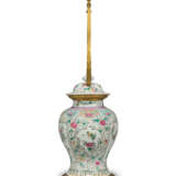 A GROUP OF THREE CHINESE PORCELAIN VASES AND COVERS, MOUNTED AS LAMPS - Foto 6