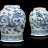 A PAIR OF CHINESE BLUE AND WHITE PORCELAIN VASES - Foto 1