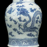 A PAIR OF CHINESE BLUE AND WHITE PORCELAIN VASES - фото 6