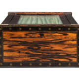 A PAIR OF REGENCY BRASS-INLAID CALAMANDER, EBONY AND INDIAN ROSEWOOD SIDE CABINETS - Foto 2