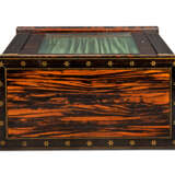 A PAIR OF REGENCY BRASS-INLAID CALAMANDER, EBONY AND INDIAN ROSEWOOD SIDE CABINETS - Foto 3