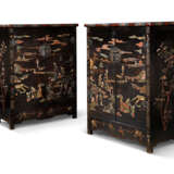 A PAIR OF CHINESE MOTHER-OF-PEARL, SOAPSTONE, AND HARDSTONE-INLAID BLACK-LACQUER CABINETS - Foto 1