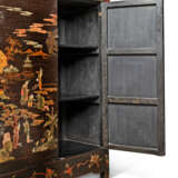 A PAIR OF CHINESE MOTHER-OF-PEARL, SOAPSTONE, AND HARDSTONE-INLAID BLACK-LACQUER CABINETS - Foto 8