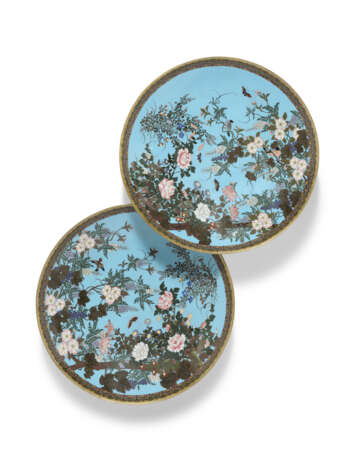 A PAIR OF JAPANESE TURQUOISE-GROUND CLOISONNE ENAMEL CHARGERS - фото 1