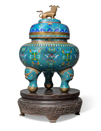 A CHINESE CLOISONNE-ENAMEL LARGE TRIPOD CENSOR AND COVER, ON STAND - photo 2