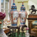 A PAIR OF LARGE JAPANESE IMARI VASES AND COVERS, ON STANDS - фото 1