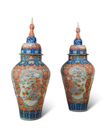 A PAIR OF LARGE JAPANESE IMARI VASES AND COVERS, ON STANDS - фото 2