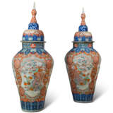 A PAIR OF LARGE JAPANESE IMARI VASES AND COVERS, ON STANDS - фото 2
