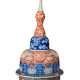 A PAIR OF LARGE JAPANESE IMARI VASES AND COVERS, ON STANDS - photo 3