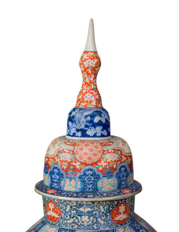 A PAIR OF LARGE JAPANESE IMARI VASES AND COVERS, ON STANDS - Foto 3