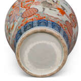 A PAIR OF LARGE JAPANESE IMARI VASES AND COVERS, ON STANDS - Foto 5