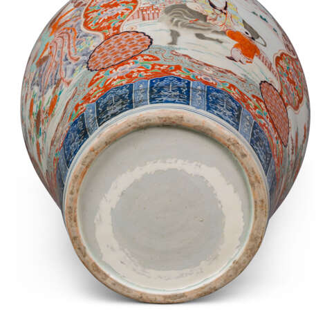 A PAIR OF LARGE JAPANESE IMARI VASES AND COVERS, ON STANDS - Foto 5