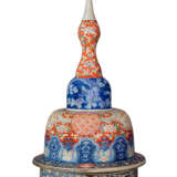 A PAIR OF LARGE JAPANESE IMARI VASES AND COVERS, ON STANDS - photo 6