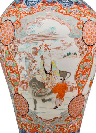 A PAIR OF LARGE JAPANESE IMARI VASES AND COVERS, ON STANDS - фото 7
