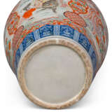 A PAIR OF LARGE JAPANESE IMARI VASES AND COVERS, ON STANDS - Foto 8