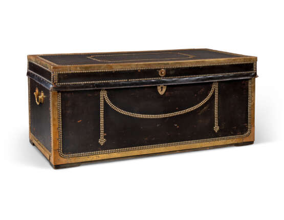 A CHINESE-EXPORT CLOSE-NAIL BRASS-MOUNTED BLACK LEATHER TRUNK - Foto 1