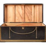 A CHINESE-EXPORT CLOSE-NAIL BRASS-MOUNTED BLACK LEATHER TRUNK - Foto 2