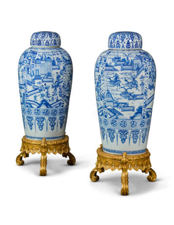 A PAIR OF CHINESE EXPORT BLUE AND WHITE PORCELAIN 'SOLDIER' VASES AND COVERS, ON GILTWOOD STANDS - photo 1
