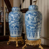 A PAIR OF CHINESE EXPORT BLUE AND WHITE PORCELAIN 'SOLDIER' VASES AND COVERS, ON GILTWOOD STANDS - фото 2