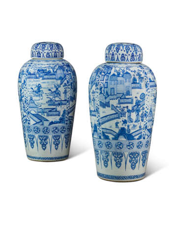 A PAIR OF CHINESE EXPORT BLUE AND WHITE PORCELAIN 'SOLDIER' VASES AND COVERS, ON GILTWOOD STANDS - Foto 3