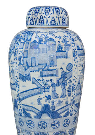A PAIR OF CHINESE EXPORT BLUE AND WHITE PORCELAIN 'SOLDIER' VASES AND COVERS, ON GILTWOOD STANDS - photo 4