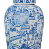 A PAIR OF CHINESE EXPORT BLUE AND WHITE PORCELAIN 'SOLDIER' VASES AND COVERS, ON GILTWOOD STANDS - photo 4