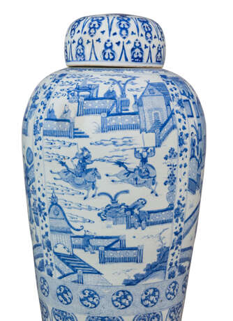 A PAIR OF CHINESE EXPORT BLUE AND WHITE PORCELAIN 'SOLDIER' VASES AND COVERS, ON GILTWOOD STANDS - photo 7