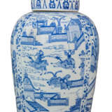 A PAIR OF CHINESE EXPORT BLUE AND WHITE PORCELAIN 'SOLDIER' VASES AND COVERS, ON GILTWOOD STANDS - Foto 7