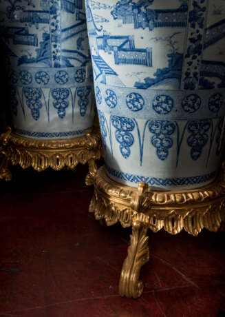 A PAIR OF CHINESE EXPORT BLUE AND WHITE PORCELAIN 'SOLDIER' VASES AND COVERS, ON GILTWOOD STANDS - Foto 10
