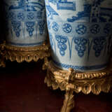 A PAIR OF CHINESE EXPORT BLUE AND WHITE PORCELAIN 'SOLDIER' VASES AND COVERS, ON GILTWOOD STANDS - фото 10